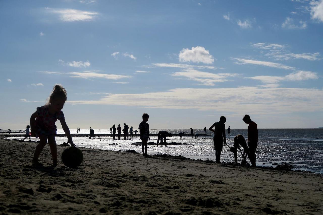 Luettje Huus Frieda Mit Strandkorb Am Strand Von Mai Bis September Κουξχάφεν Εξωτερικό φωτογραφία